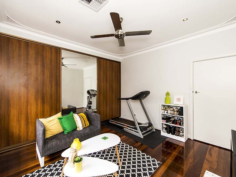 35 Woodley Crescent, Melville WA 6156