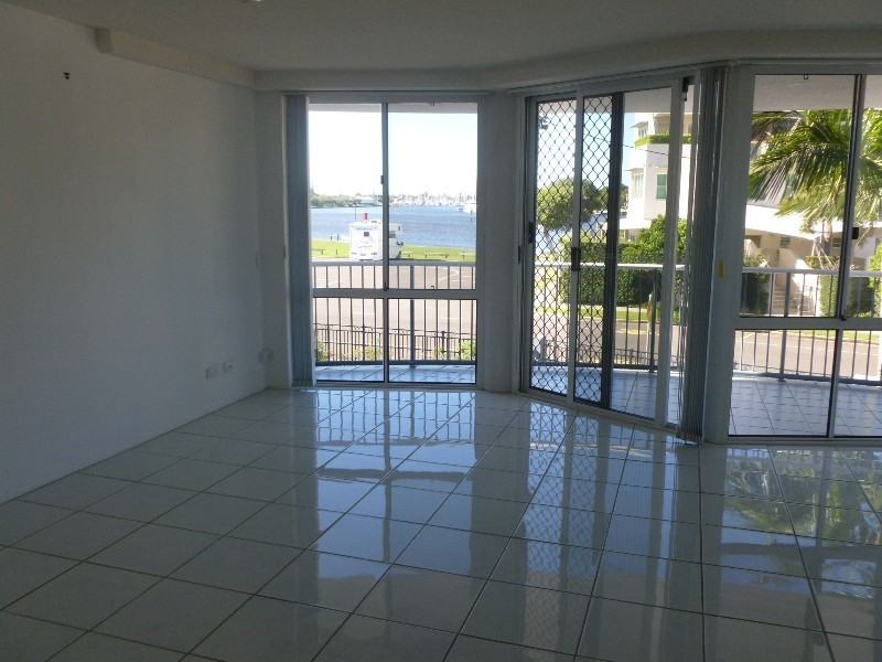 Unit 2 / 90 River Esplanade, Mooloolaba QLD 4557