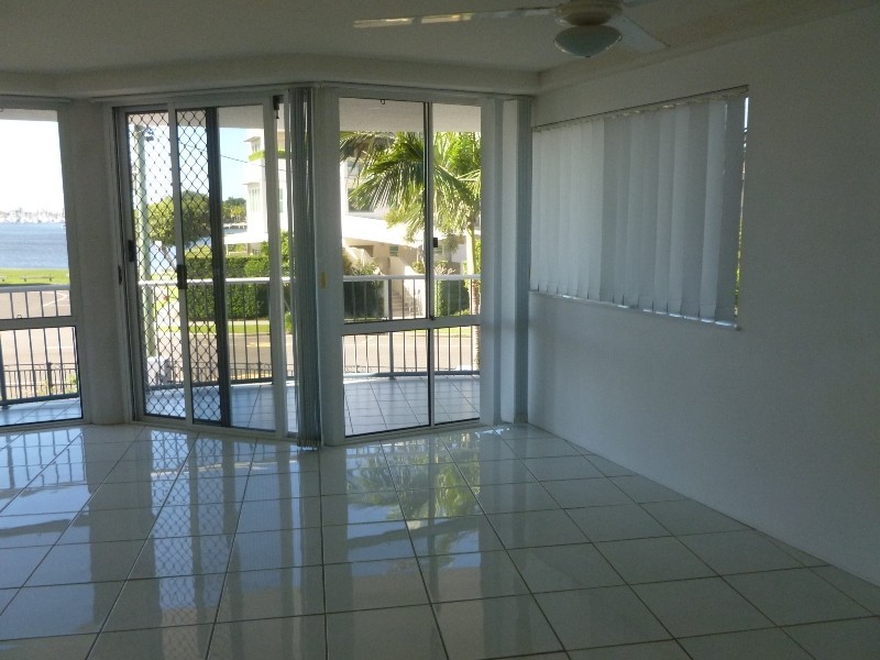 Unit 2 / 90 River Esplanade, Mooloolaba QLD 4557