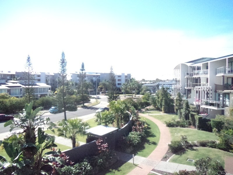 42/10 Grand Parade “Azure”, Parrearra QLD 4575