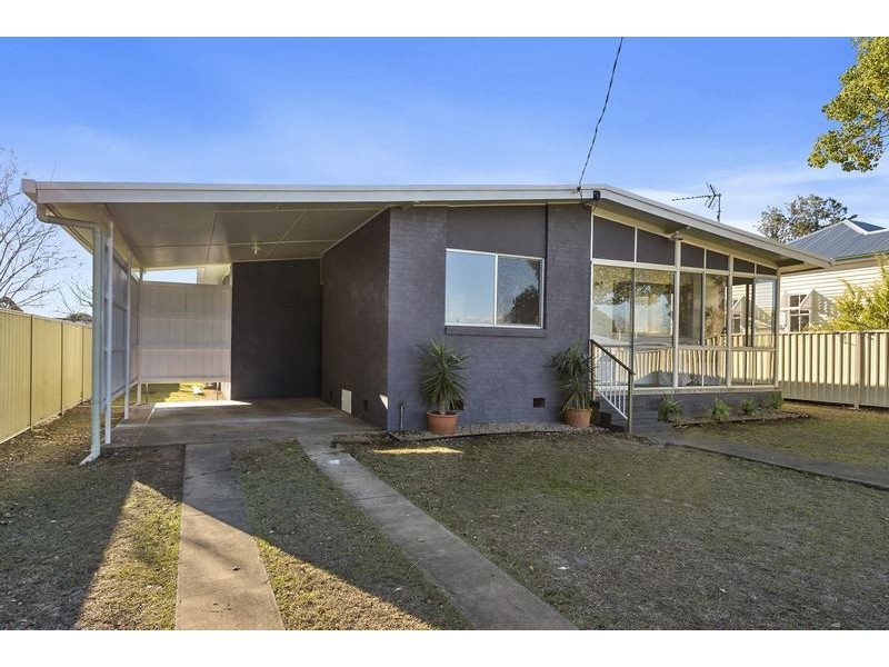 8 Nolan Street, Crows Nest QLD 4355
