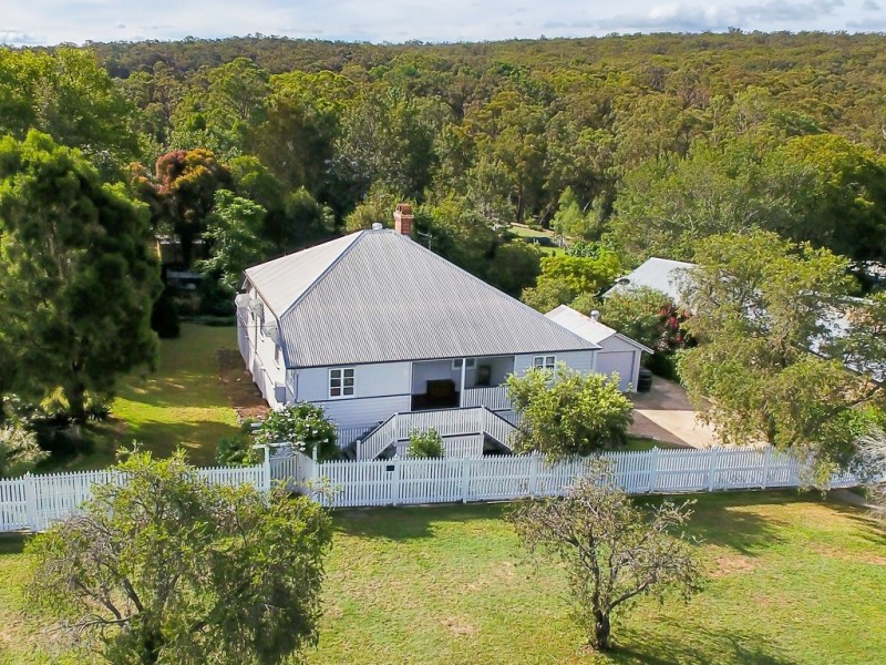 8 William Street, Crows Nest QLD 4355