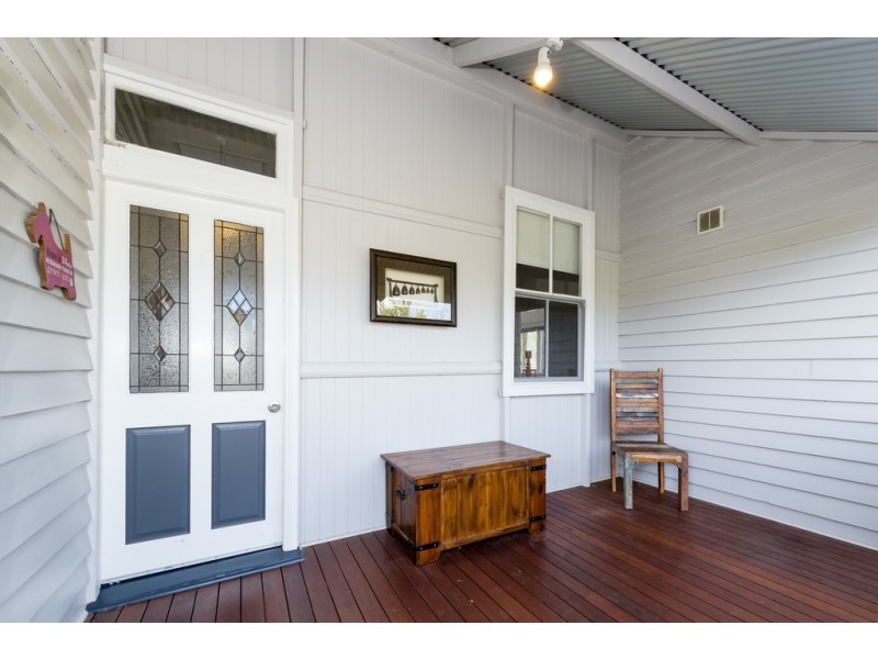 8 William Street, Crows Nest QLD 4355