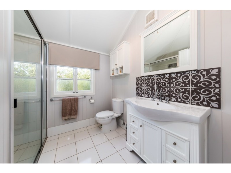 8 William Street, Crows Nest QLD 4355