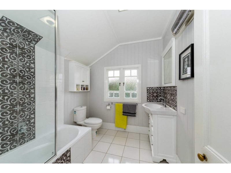 8 William Street, Crows Nest QLD 4355