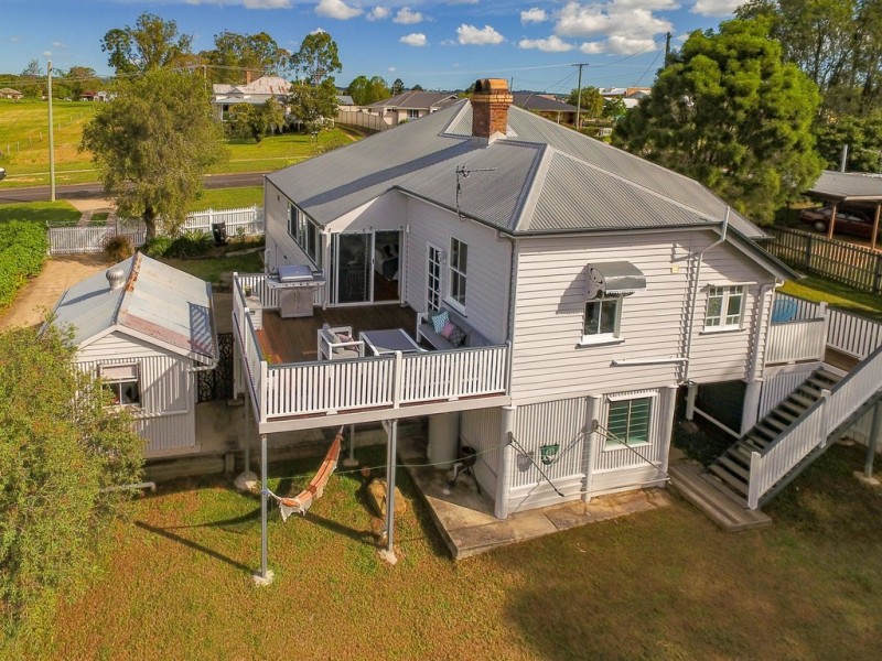 8 William Street, Crows Nest QLD 4355