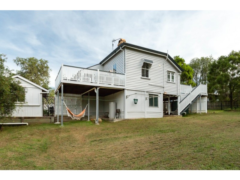 8 William Street, Crows Nest QLD 4355