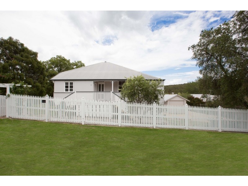 8 William Street, Crows Nest QLD 4355