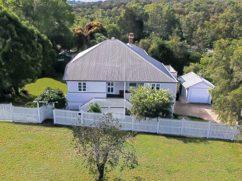 8 William Street, Crows Nest QLD 4355