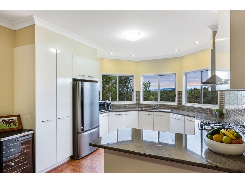 21 Sewell Road, Crows Nest QLD 4355