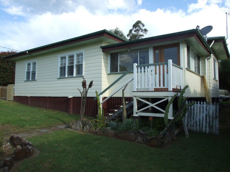 17 Albert Street, Crows Nest QLD 4355