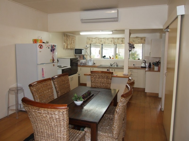 17 Albert Street, Crows Nest QLD 4355