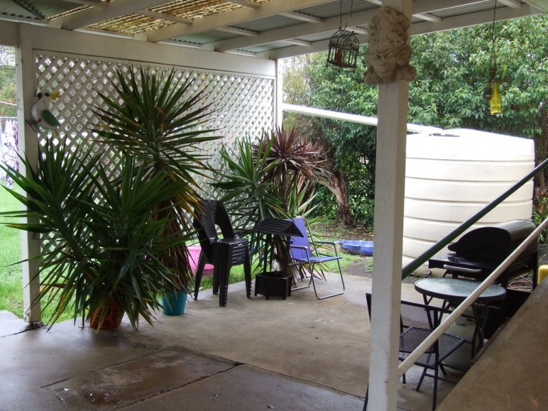 17 Albert Street, Crows Nest QLD 4355