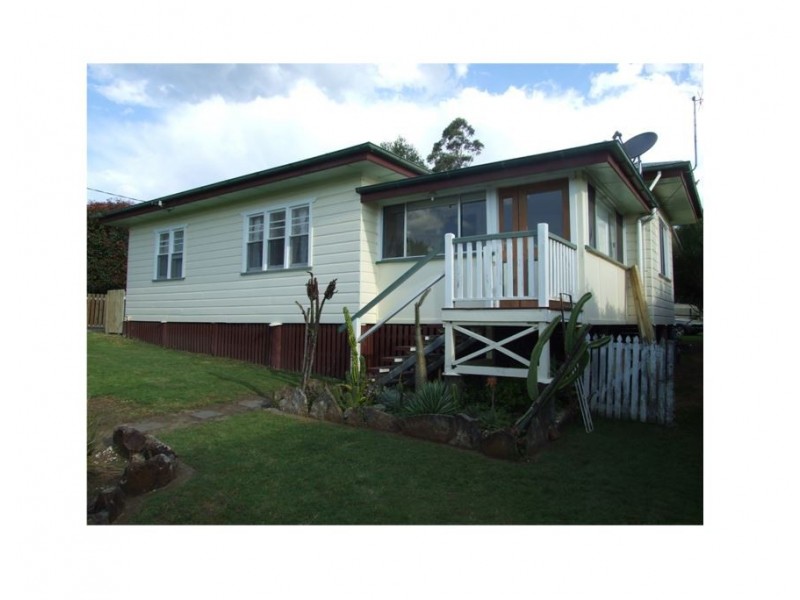 17 Albert Street, Crows Nest QLD 4355