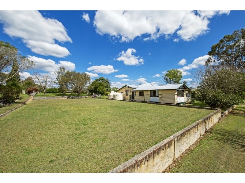 7 Albert St, Crows Nest QLD 4355
