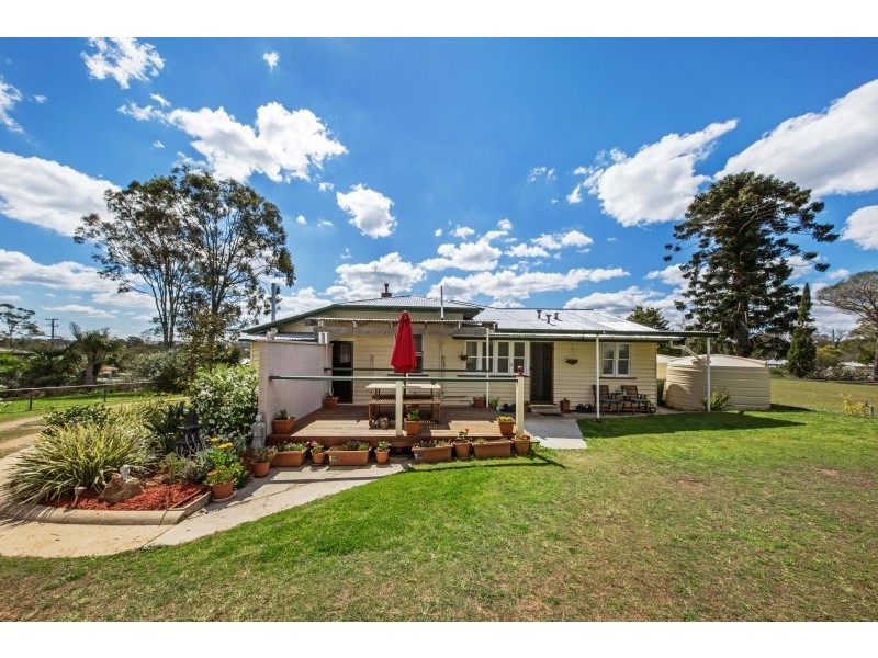 7 Albert St, Crows Nest QLD 4355