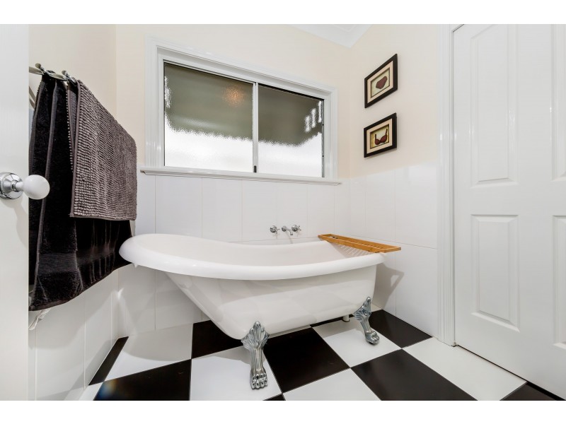 16 Samuel Avenue, Crows Nest QLD 4355