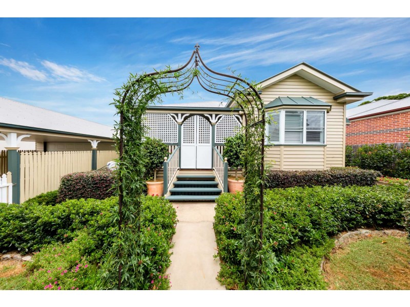 16 Samuel Avenue, Crows Nest QLD 4355