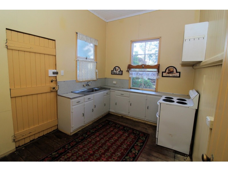 19 Esk Street, Crows Nest QLD 4355