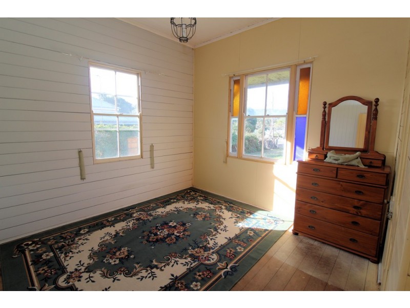 19 Esk Street, Crows Nest QLD 4355