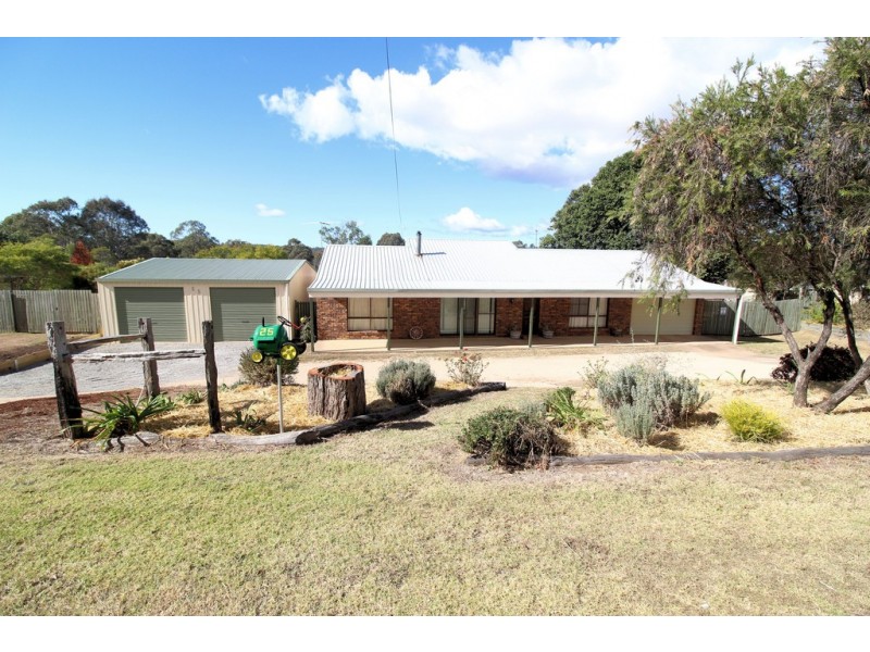 25 Railway Terrace, Crows Nest QLD 4355