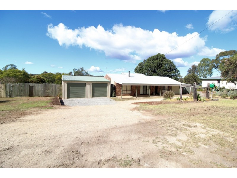 25 Railway Terrace, Crows Nest QLD 4355