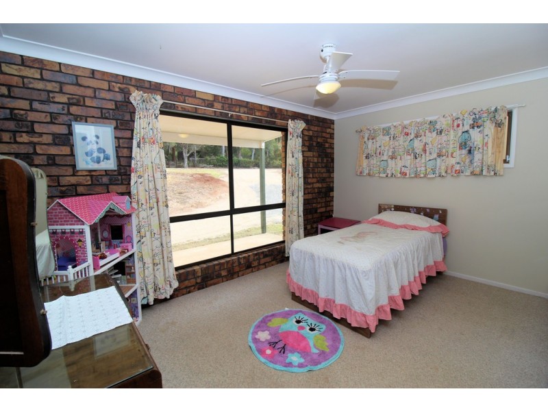 25 Railway Terrace, Crows Nest QLD 4355