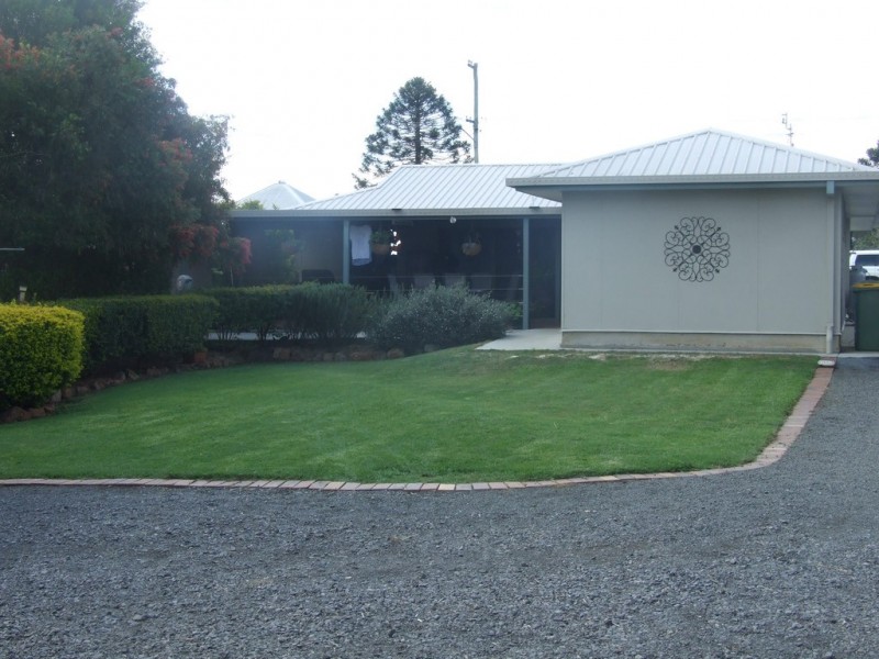 8 Peters Street, Goombungee QLD 4354