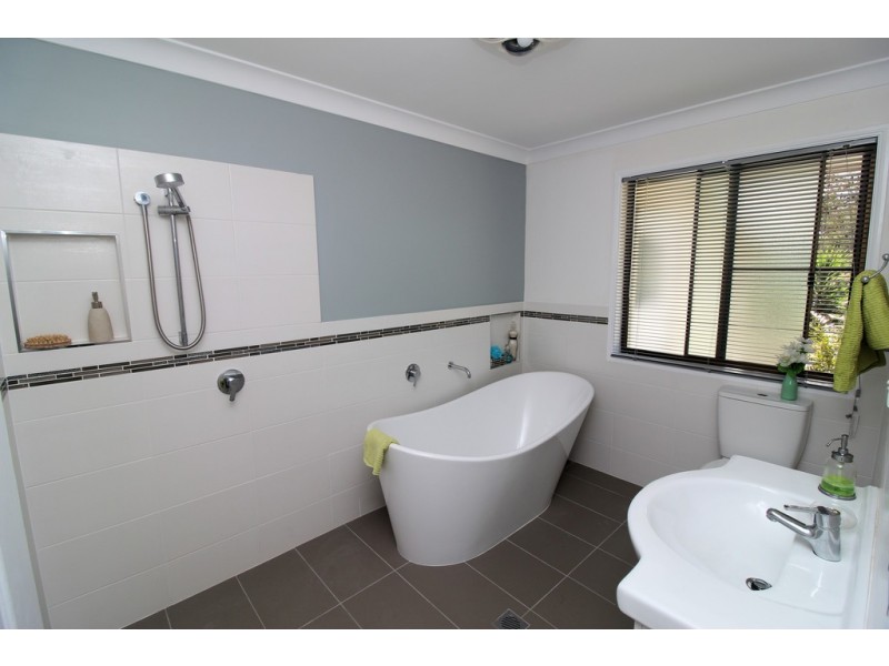 2 East Side Road, Crows Nest QLD 4355