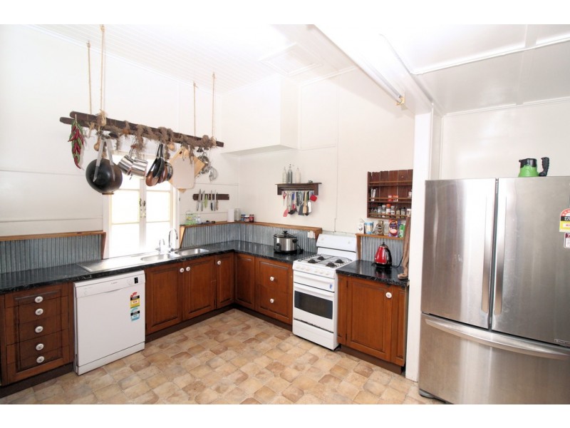 25 Curnow Street, Crows Nest QLD 4355