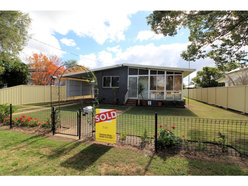 8 Nolan Street, Crows Nest QLD 4355
