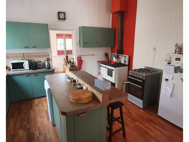 18 Esk Street, Crows Nest QLD 4355