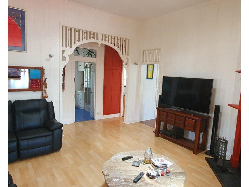 18 Esk Street, Crows Nest QLD 4355