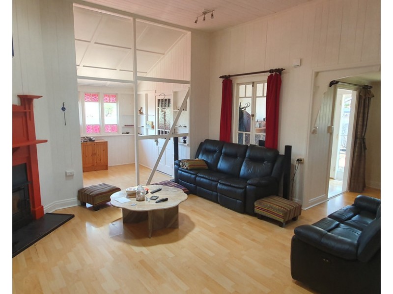 18 Esk Street, Crows Nest QLD 4355