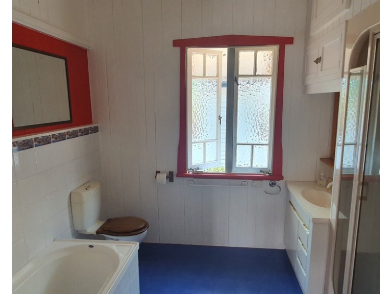 18 Esk Street, Crows Nest QLD 4355