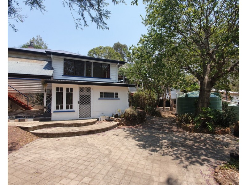 18 Esk Street, Crows Nest QLD 4355