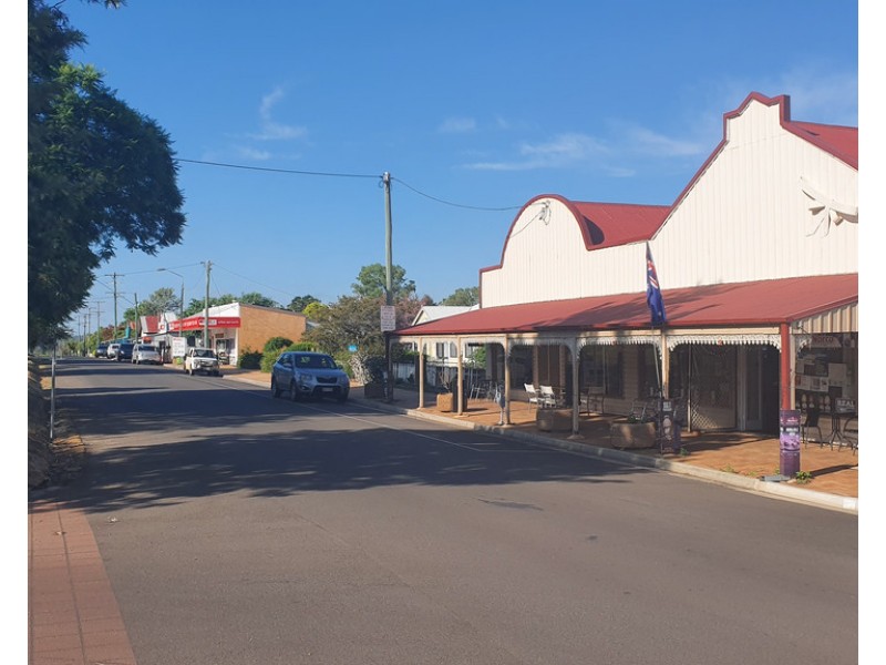 109-111 Mocatta Street, Goombungee QLD 4354