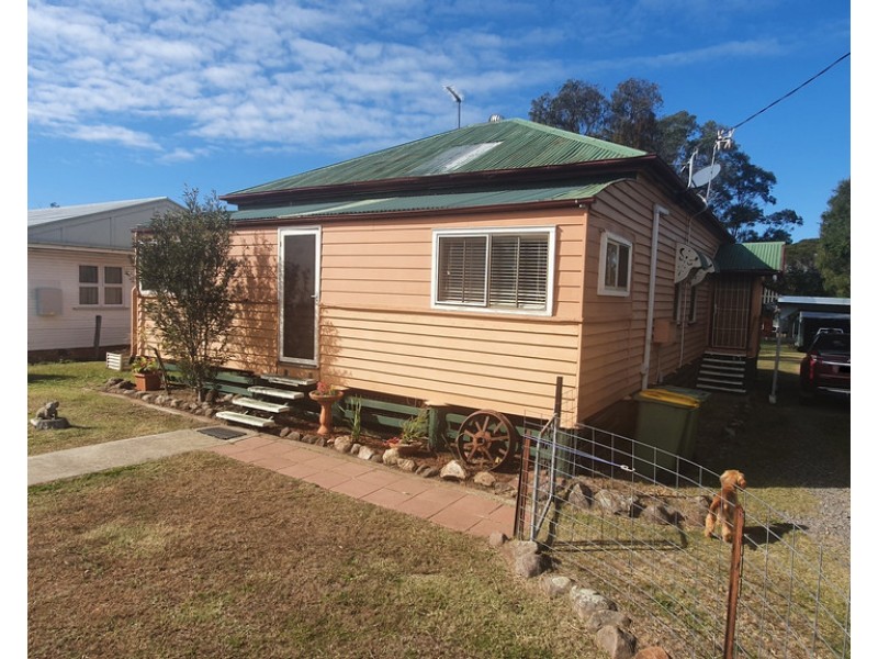 33 Curnow Street, Crows Nest QLD 4355