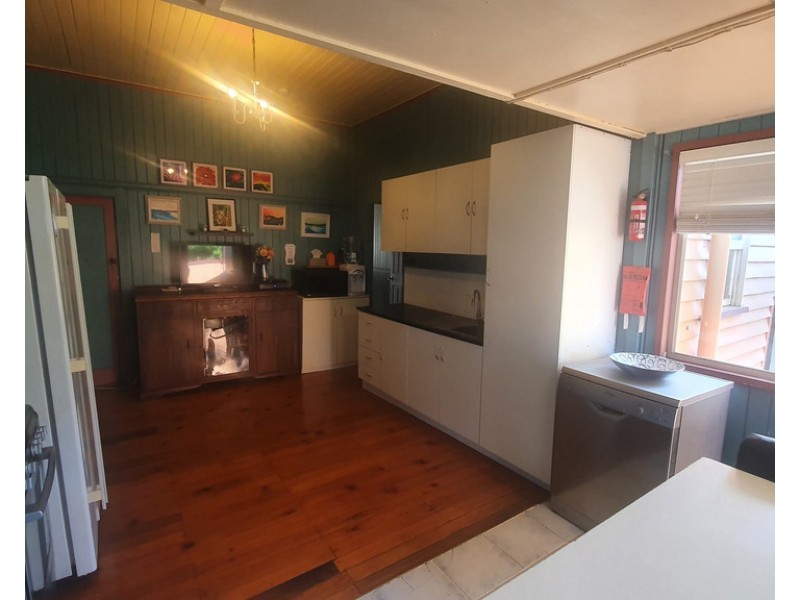 33 Curnow Street, Crows Nest QLD 4355