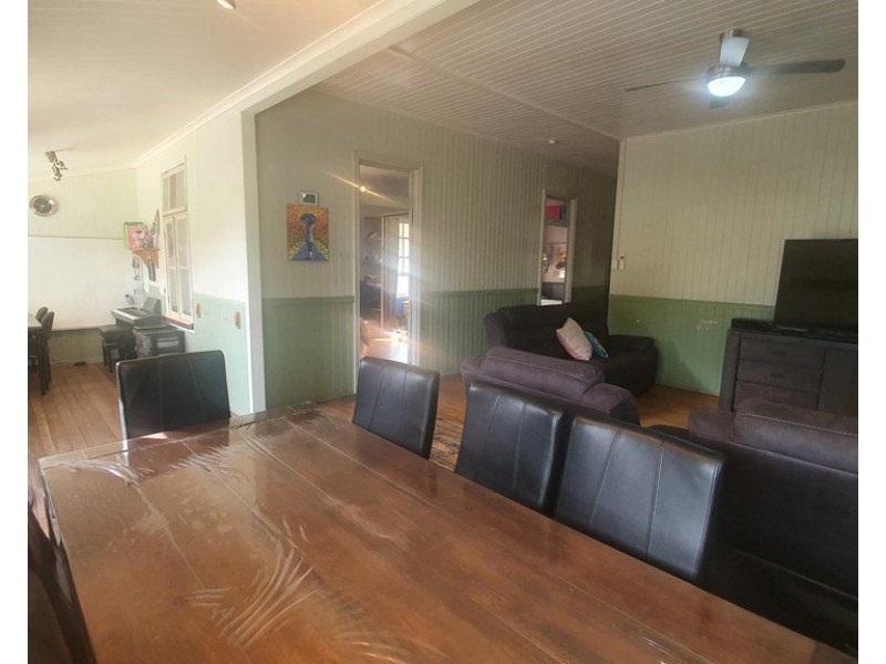 33 Curnow Street, Crows Nest QLD 4355