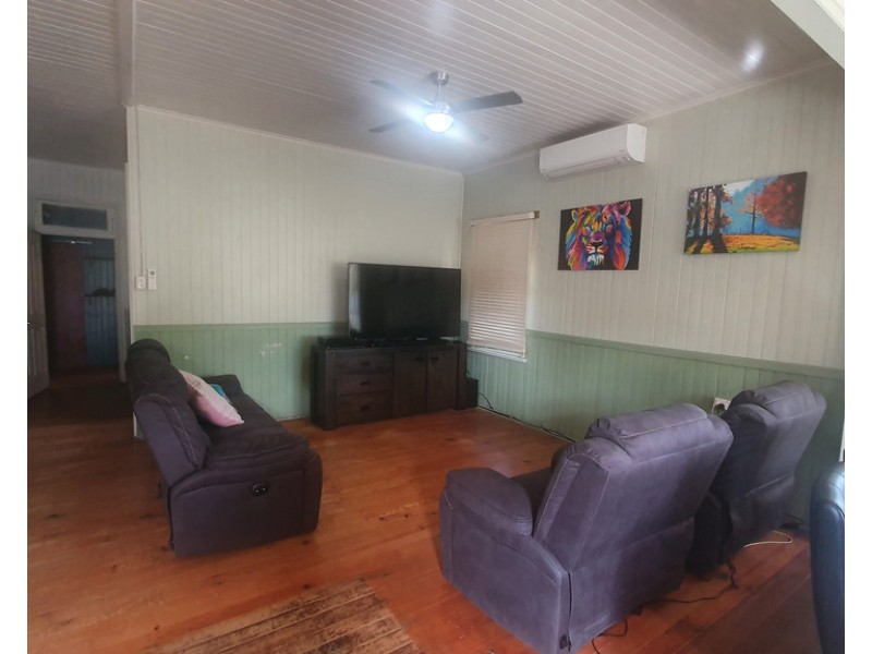 33 Curnow Street, Crows Nest QLD 4355