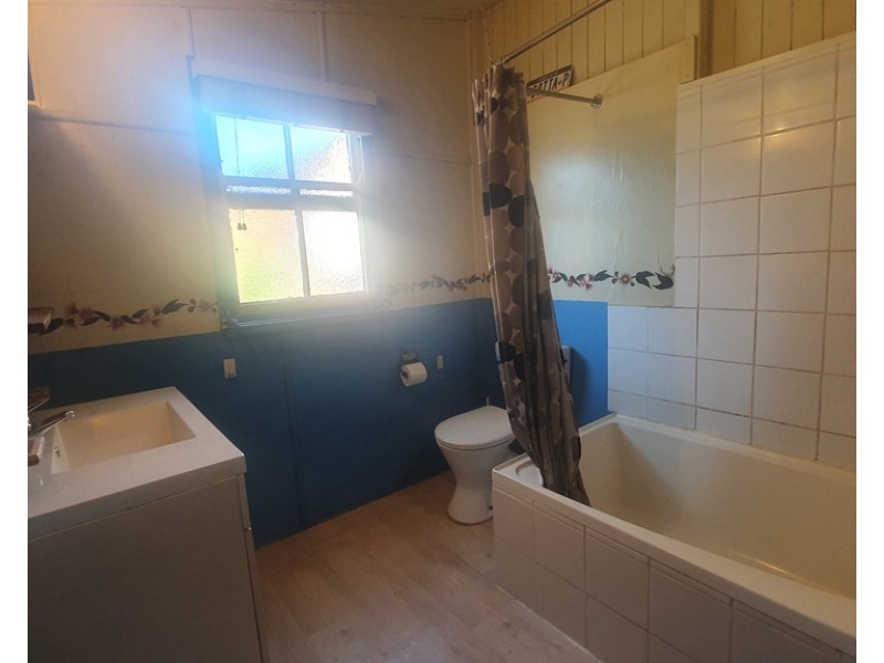 33 Curnow Street, Crows Nest QLD 4355