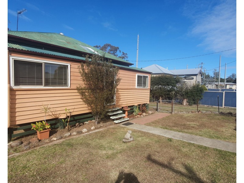 33 Curnow Street, Crows Nest QLD 4355