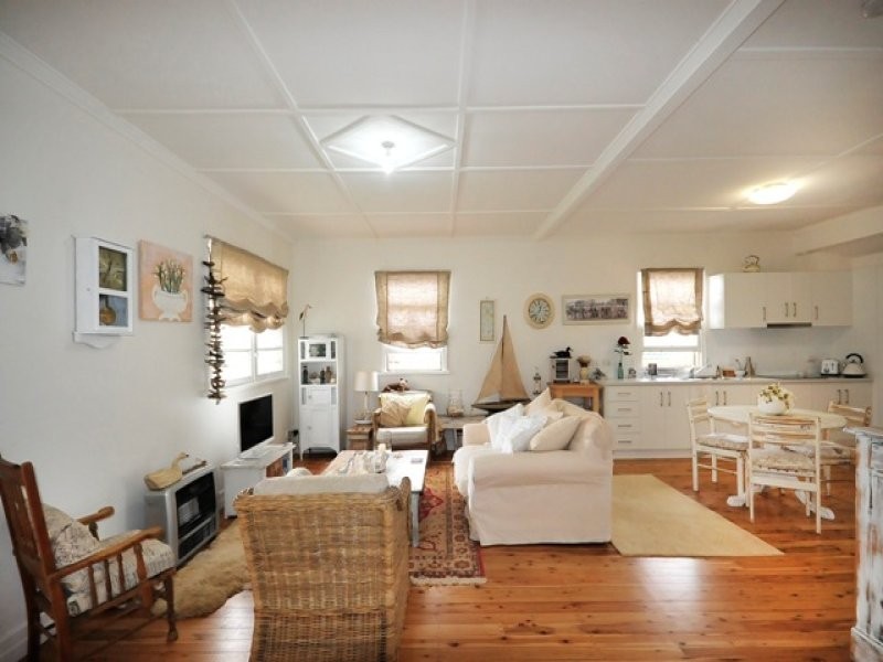 1/12a Creek Steet, Crows Nest QLD 4355