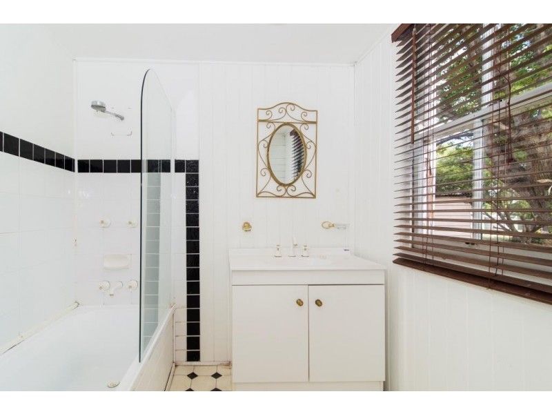 7 Esk Street, Crows Nest QLD 4355