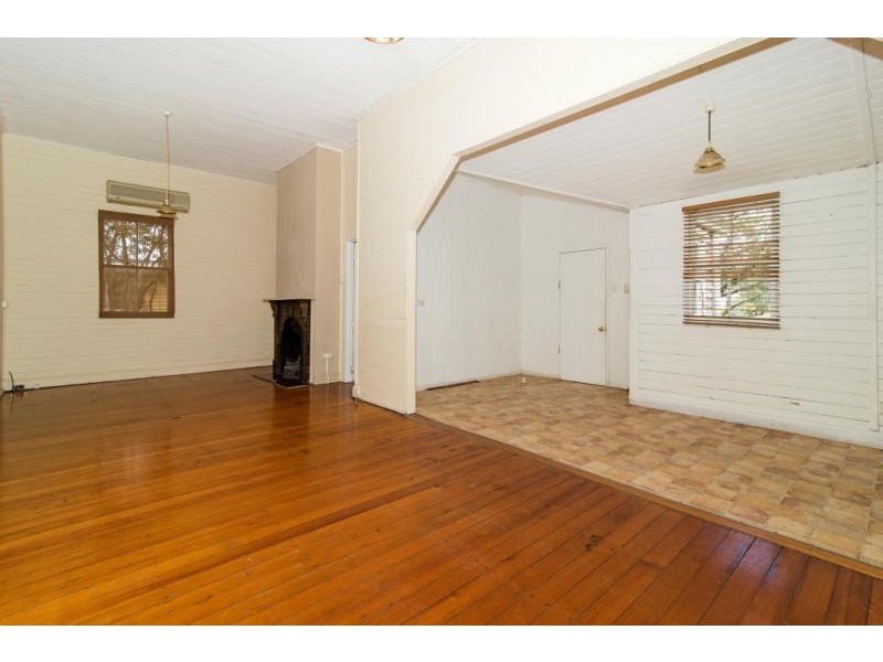 7 Esk Street, Crows Nest QLD 4355