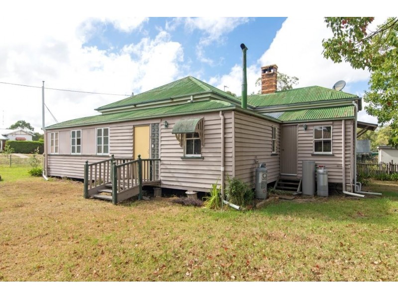 7 Esk Street, Crows Nest QLD 4355