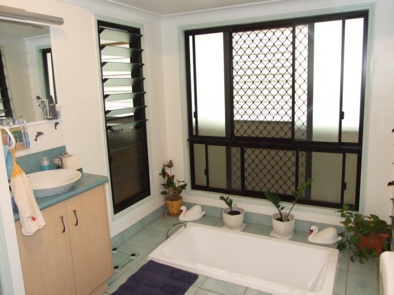 1 New England Highway, Crows Nest QLD 4355