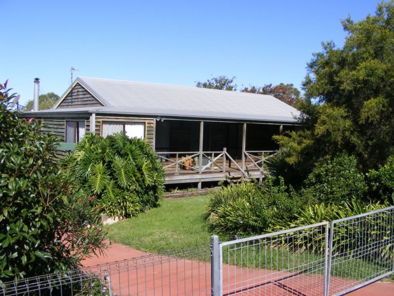 7 Railway Terrace, Crows Nest QLD 4355