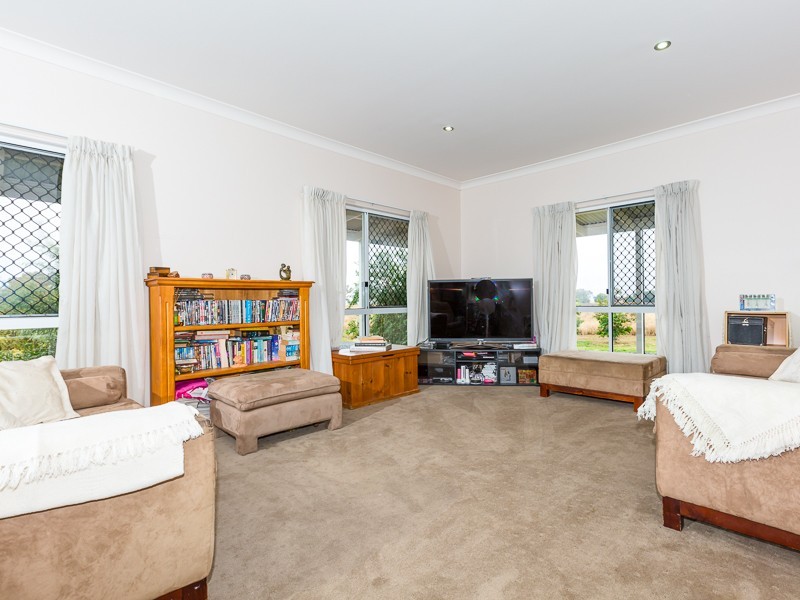 2 McKenzies Road, Oakey QLD 4401